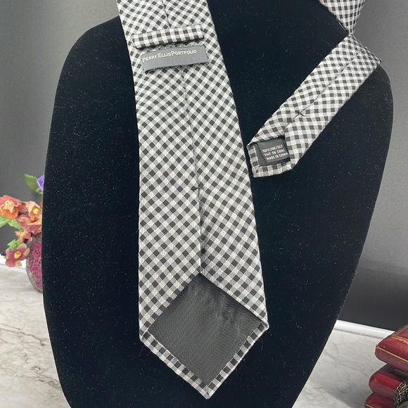 Vintage Perry Ellis Portfolio Necktie. Green and Black Checkered Pattern. - Picture 4 of 5